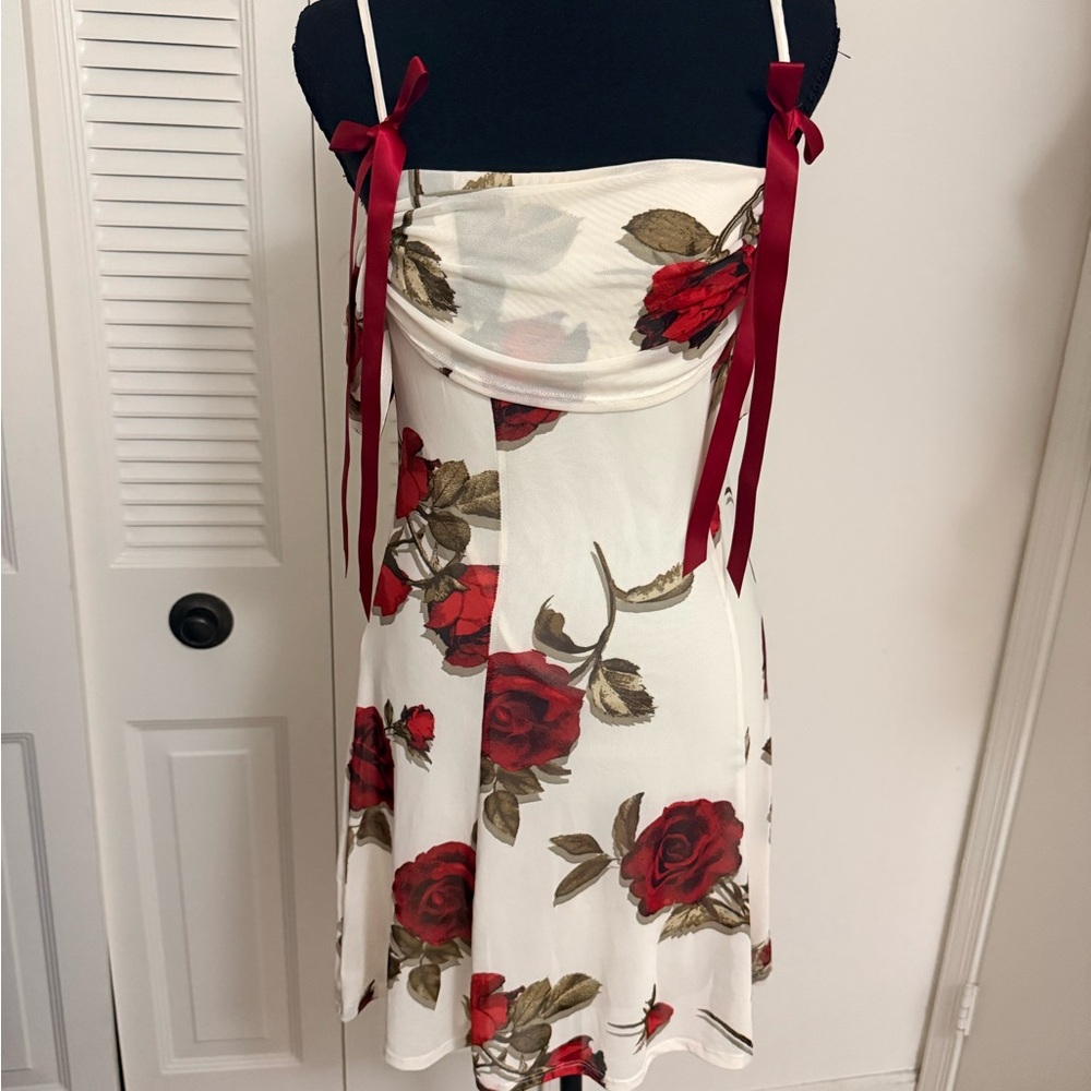 Elegant Floral Dress with Red Accents - Picture 6 of 6